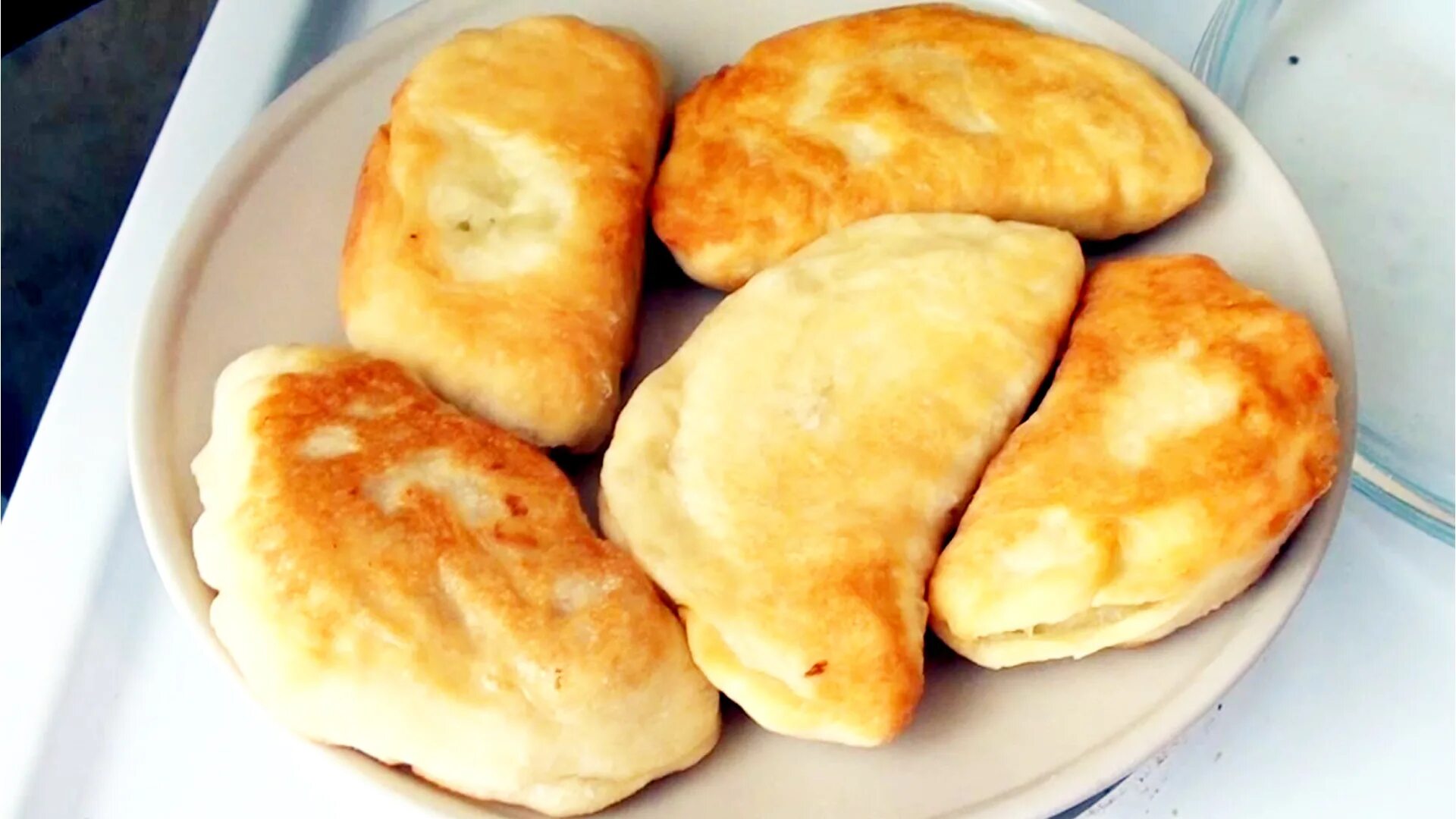 Картофельные пирожки на сковороде рецепт. Пирожки жареные. пирожки с картошкой. пирожки с мясом жареные. пирожки с мясом жареные на сковороде.