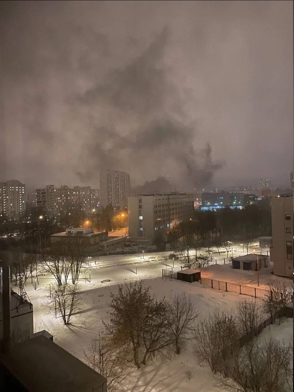 Горит на северо востоке. Пожар в здании. пожар на северо востоке москвы сейчас. пожар в москве вчера. москва до пожара.