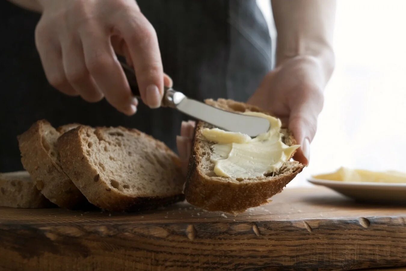 Сливочное масло на хлебе. Spread Butter on Bread. Хлеб с маслом Мем. Масло намазанное на хлеб с кинзой.