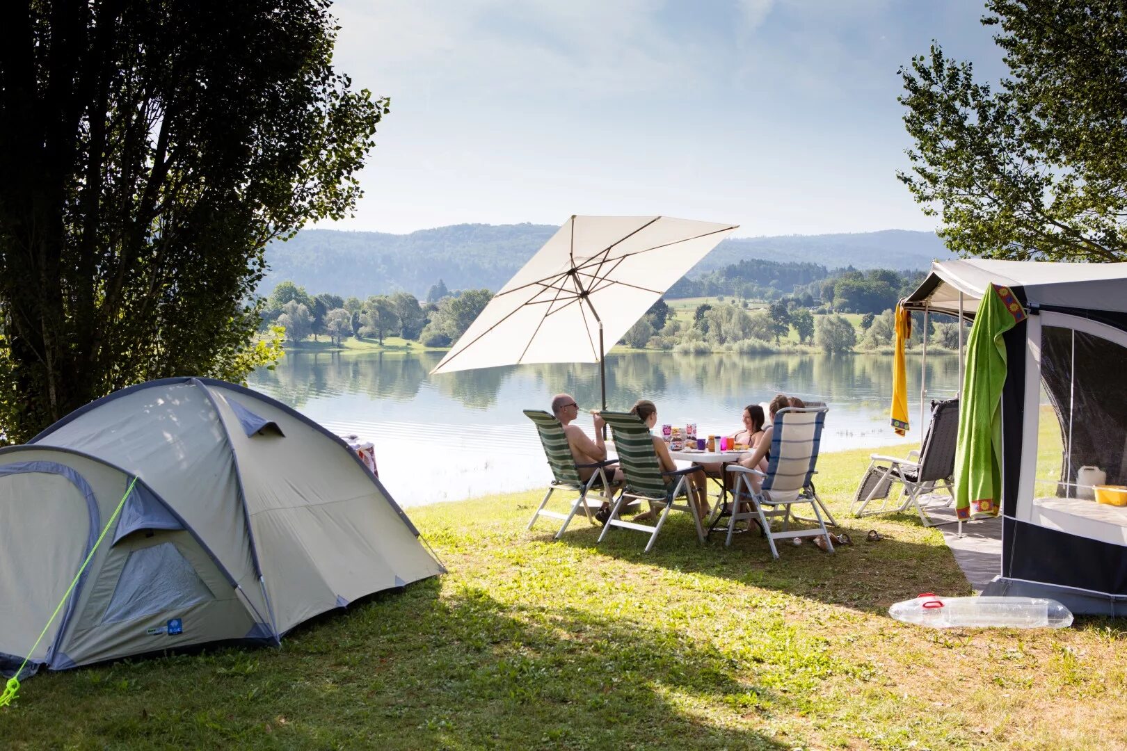 Camping outdoor. Лазурный берег глэмпинг Дзержинский. Форест Лейк глэмпинг озеро. Глэмпинг пляж Лазурный берег. Глэмпинг в Скандинавии.