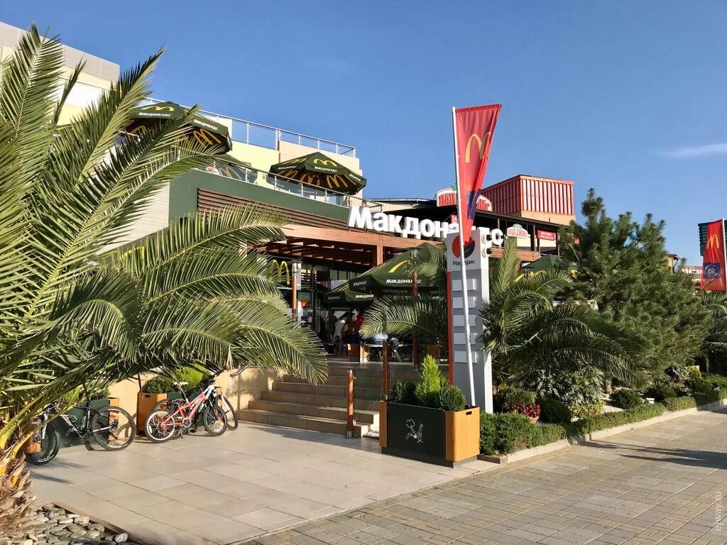 Центральная набережная адлера. Адлер центр. Адлер центр. Адлер центр города. Набережная центр рынок адлер.