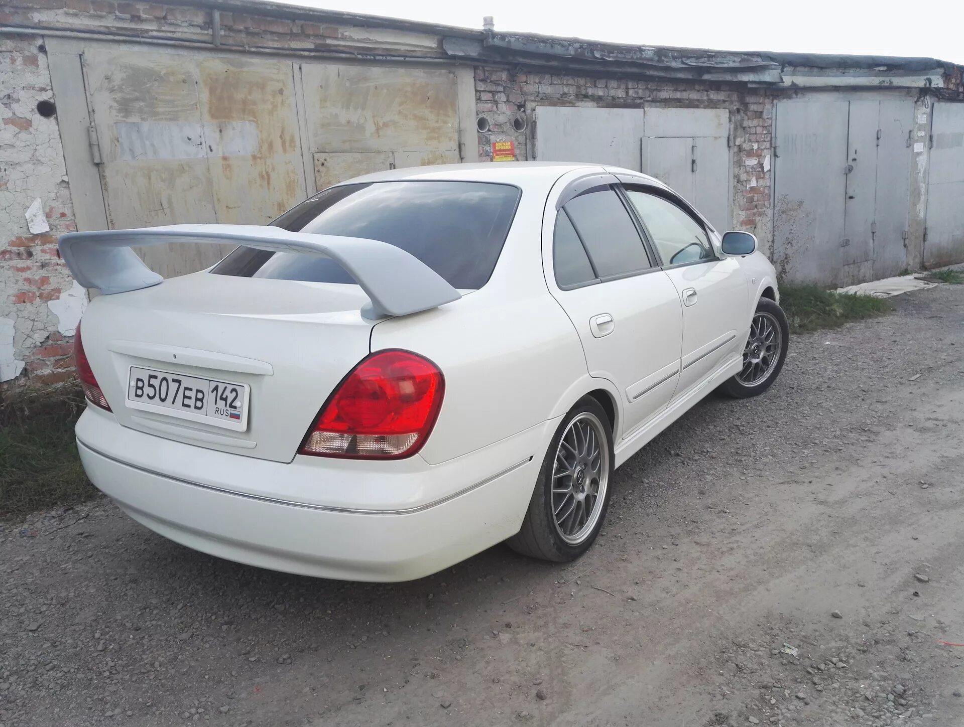 Ниссан силфи 2000 года. Nissan Bluebird Sylphy 2003 в обвесах. Nissan Bluebird Sylphy g10 обвес. Ниссан блюбёрд Силфи 2003 белый. Спойлер Nissan Bluebird Sylphy 2002.