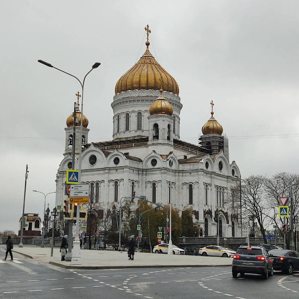 Смотровая площадка ххс. Храм христа спасителя метро кропоткинская. Кропоткинская храм христа выход. Метро кропоткинская храм христа. Вид на храм христа спасителя с берсеневской набережной.