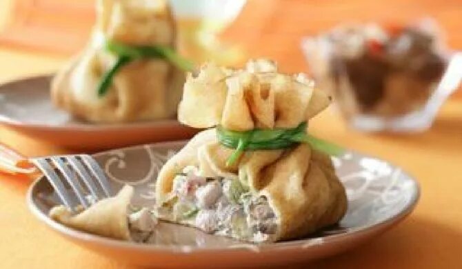 Курица с грибами в блинных мешочках