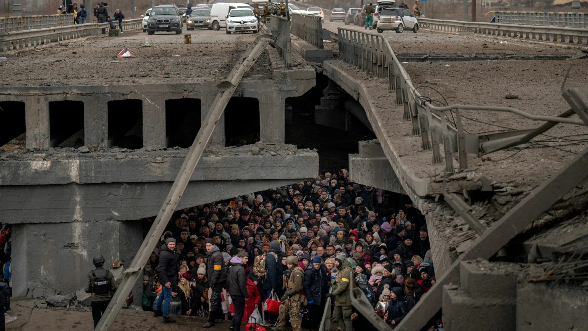 Разрушенный мост. Взорвали мост. Взорванный мост в Мариуполе. Взорвали мост в Украине.