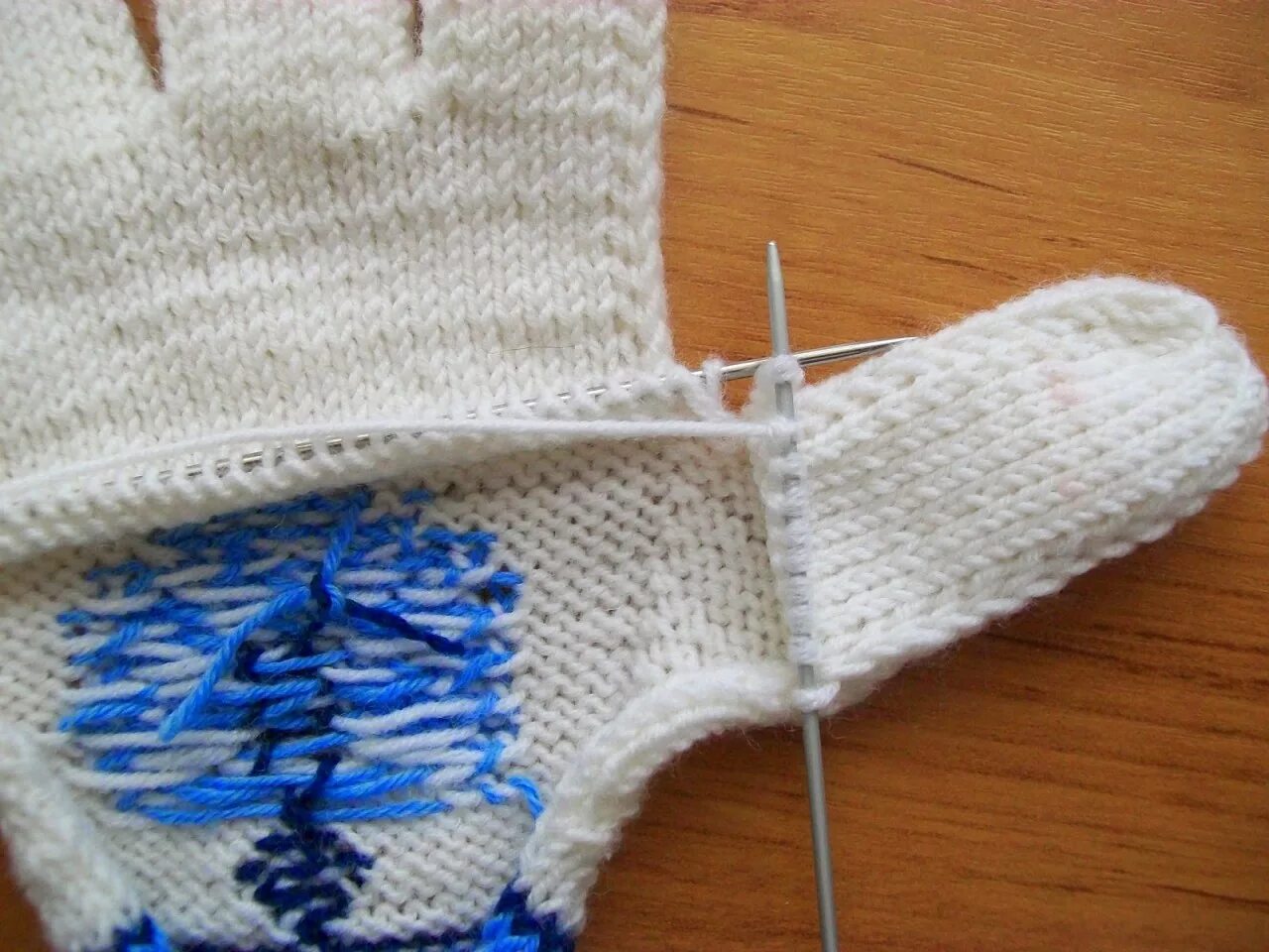 варежки елочкой на двух спицах. латышские двойные варежки. варежки связанные на двух спицах. варежки спицами со швом. вязание пальца на варежке спицами.