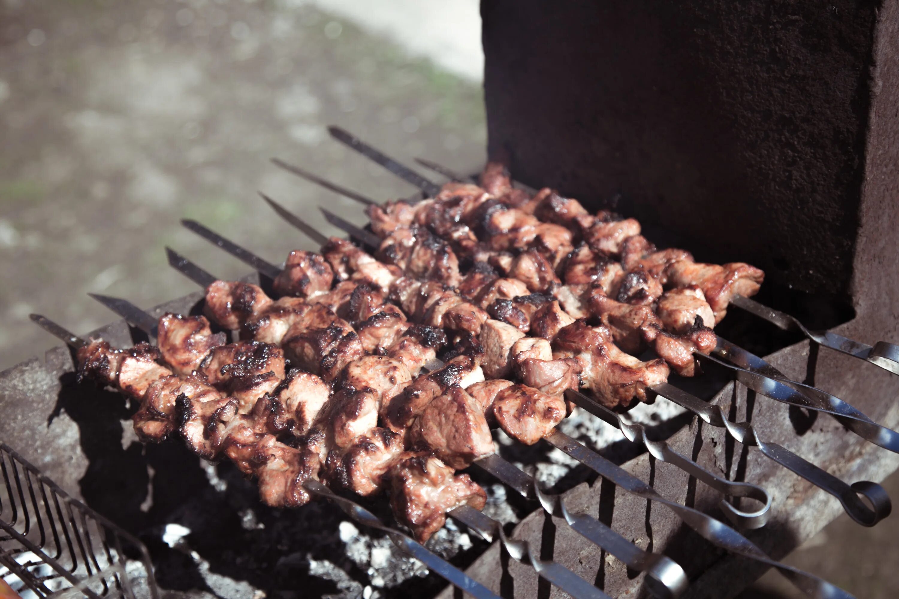 Давай шашлыки. Шашлык на мангале. Давай шашлыки. Мцвади хоровац. Открытка с шашлыком.