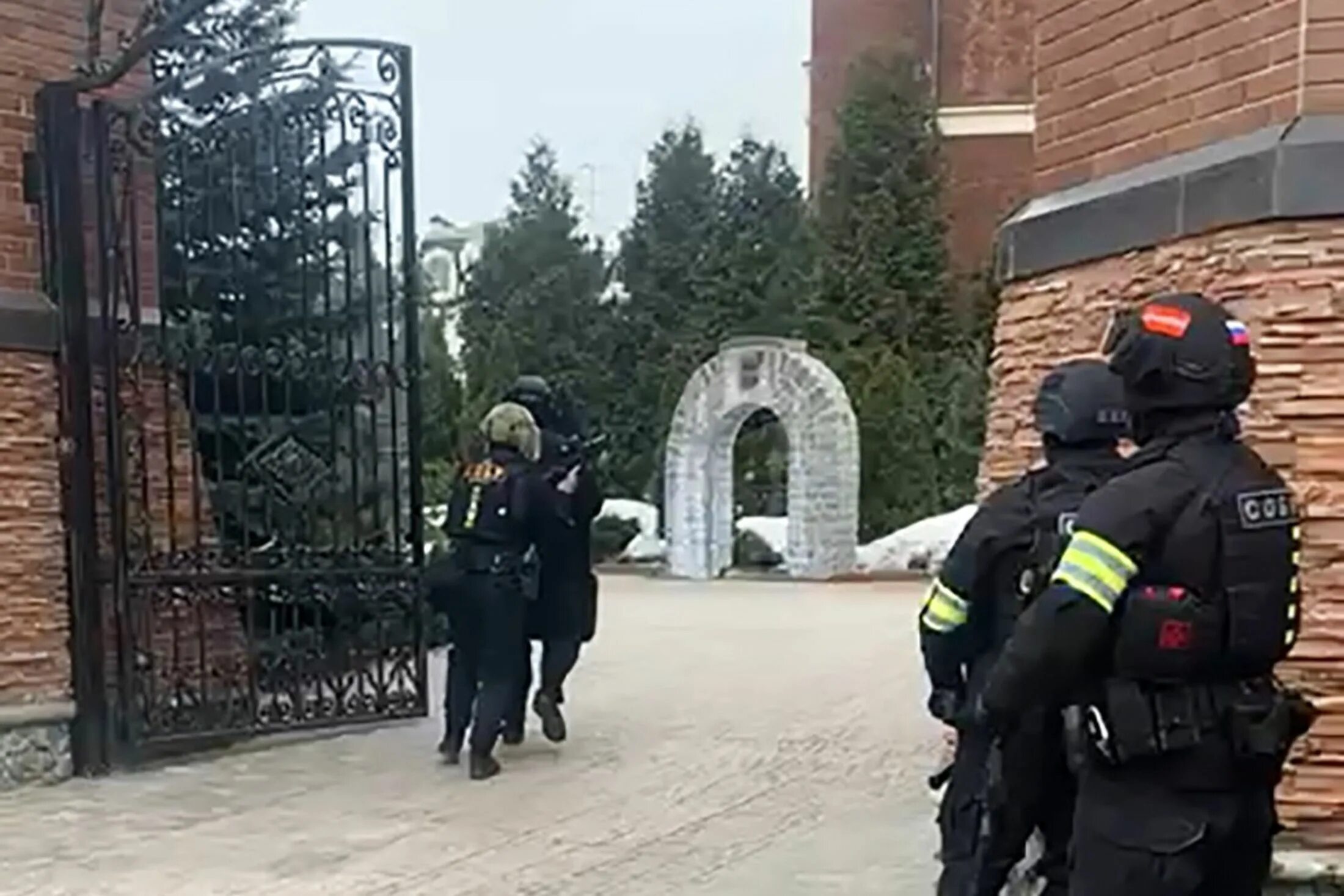 Ружье выстрел. Барданов вешки. Мытищинский стрелок барданов оружие боеприпасы. Стрельба в доме. Стрельба для домашнего.