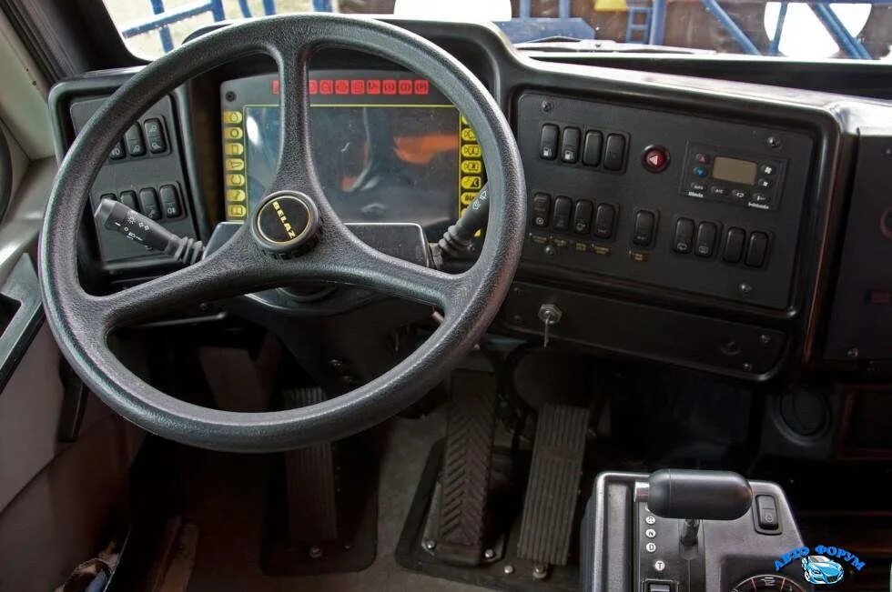 Белаз 75600 кабина. Белаз 7555 кабина. Шарнирно-сочлененный самосвал komatsu hm400. Белаз 7555 салон. Кабина карьерного самосвала.