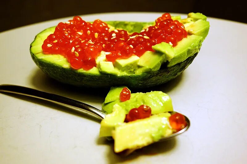 авокадо с икрой. бутерброды с авокадо и красной икрой. бутерброды с авокадо и красной икрой. икра с авокадо. закуска с авокадо и красной икрой.