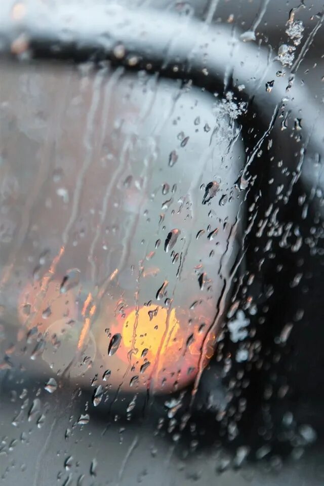 Окно в дождевых каплях. Дождь на стекле. Капли дождя на стекле. Капли на стекле машины. Дождливое окно машины.