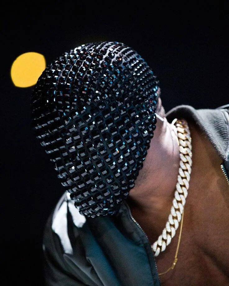 Kanye West Yeezus Tour. Канье Уэст в маске. Маска Мейсон Марджела.