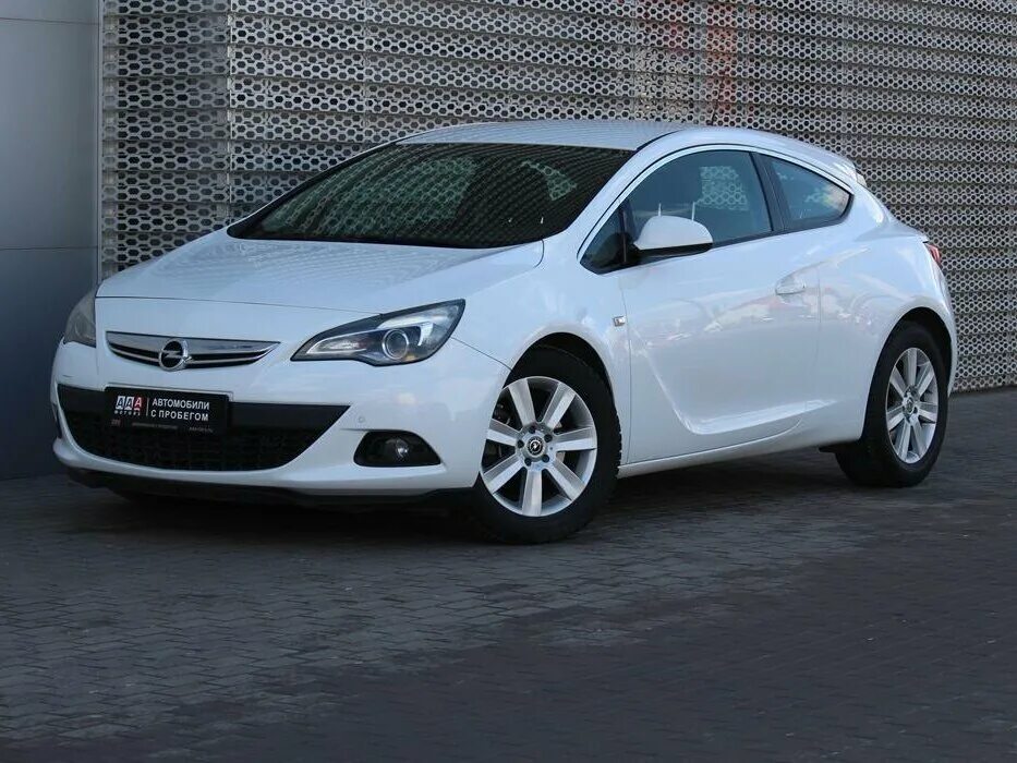 Купить б/у Opel Astra J 1.6 AT (115 л.с.) бензин автомат в Москве: белый Опель А