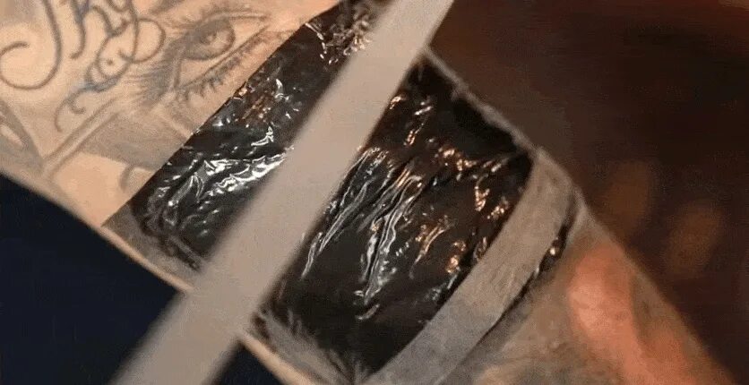 Что делать с тату после снятия пленки. Заживление тату под пленкой. процесс заживления тату под пленкой. тату после заживляющей пленки. пленка после заживления тату.