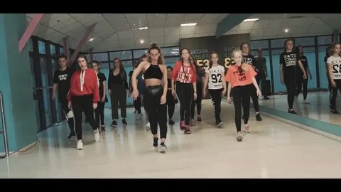 Алиса танцует видео