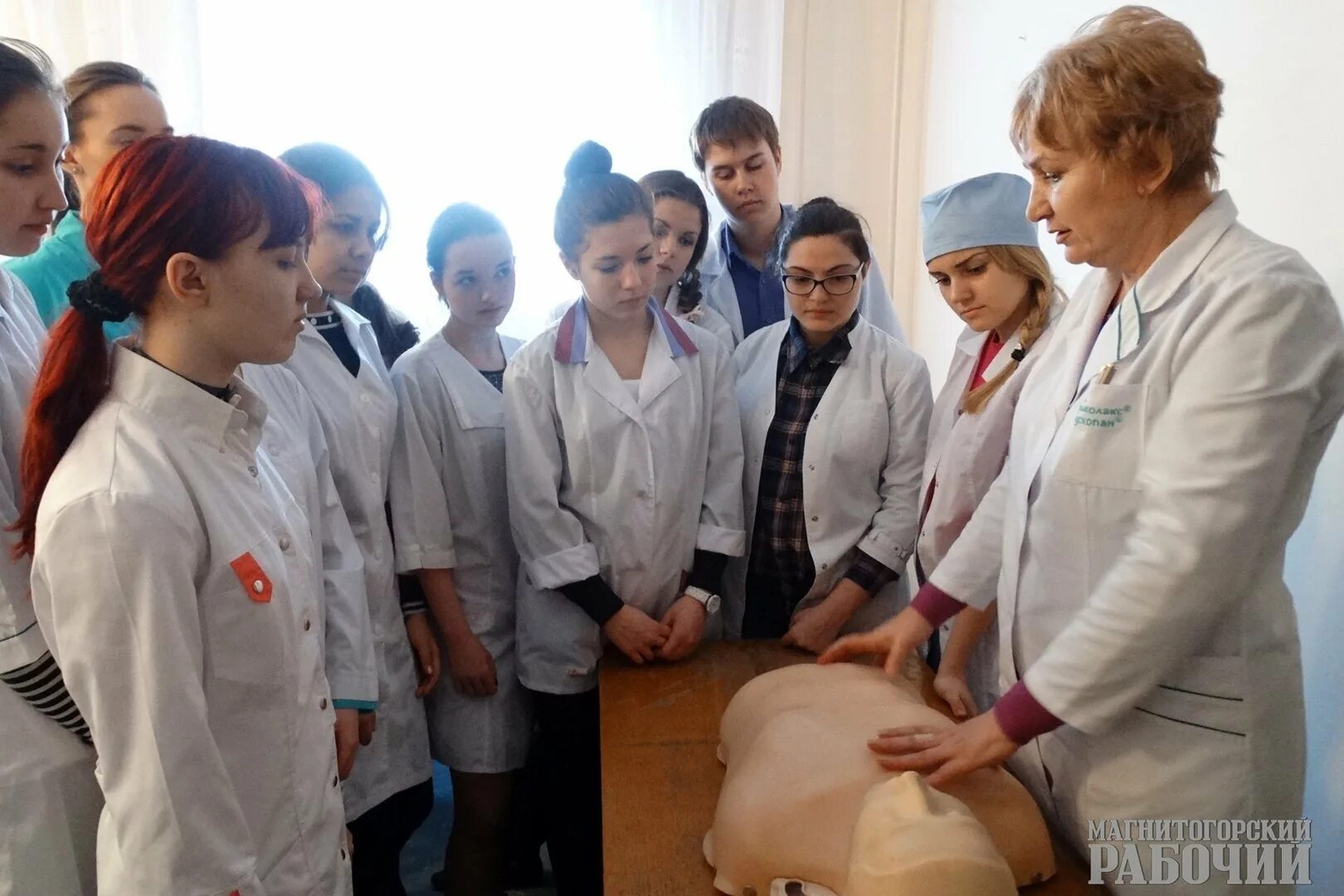 Медколледж практика. Студенты медики на практике. Практика в мед колледже. Практика медсестры. Медицина в школе.