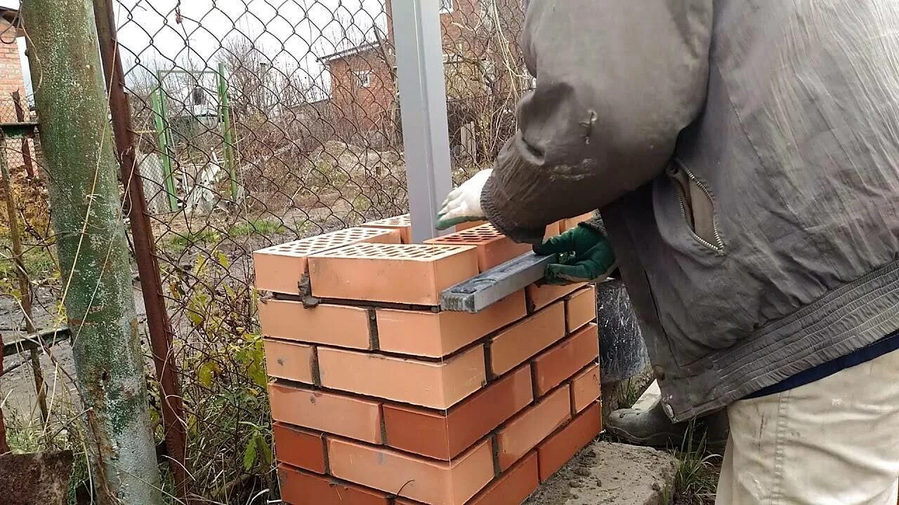 Кладка столбов забора