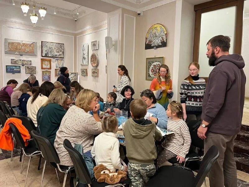 мастерская художника. мольберт с красками и кисточками. художественный атмосфера. мольберт и краски. краски на столе.