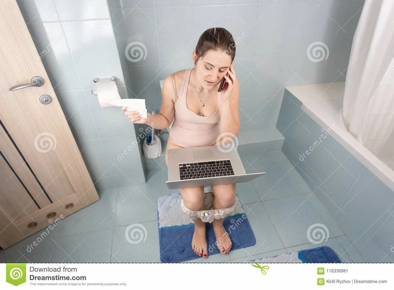 Женщина дома в туалете. В туалете с ноутбуком. Девушка на унитазе с ноутбуком. Женщина сидит в туалете. Баба на унитазе с ноутбуком.