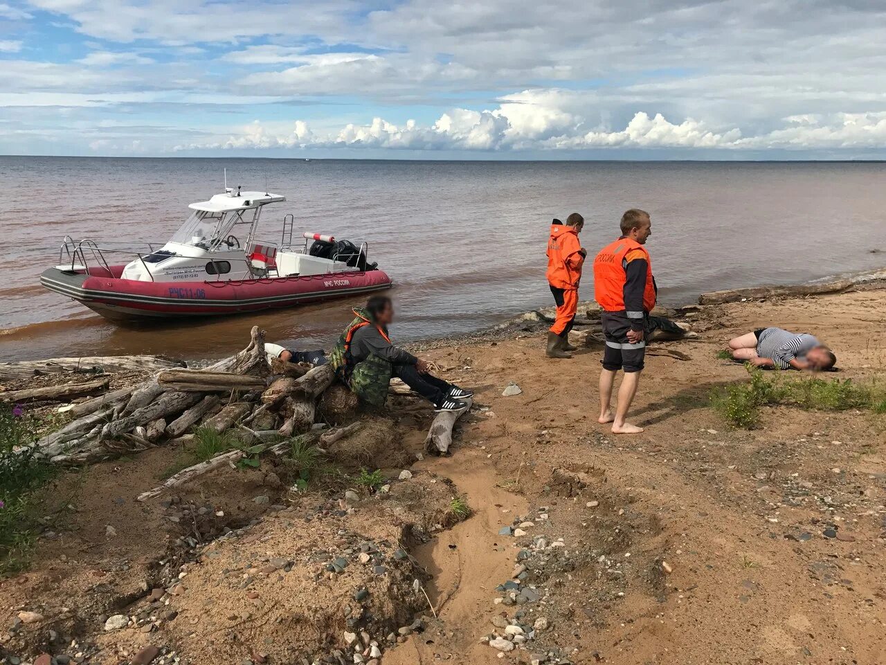Выдрино байкал. Поселок выдрино на байкале. Катастрофа онежское озеро. Шторм на онежском озере. Шторм на онежском озере.