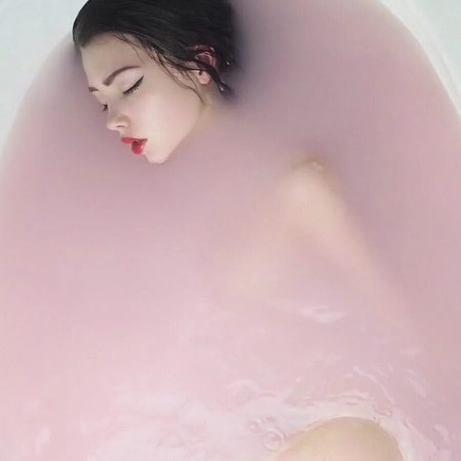 Ванна с водой во сне. Фотосессия в ванной. Фотосессия в ванне. Красивая девушка в ванной.