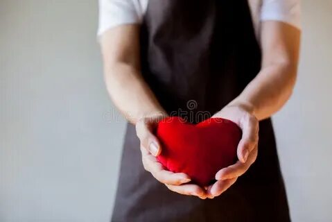Рукой прикрывать сердце
