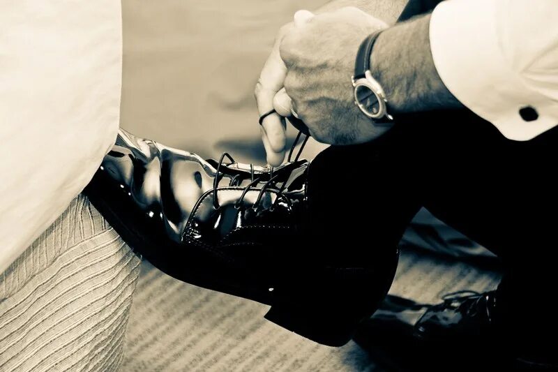 Мужчина завязывает шнурки. Завязывать шнурки. Девушка в мужских ботинках. Целует обувь. Завязал шнурки песня