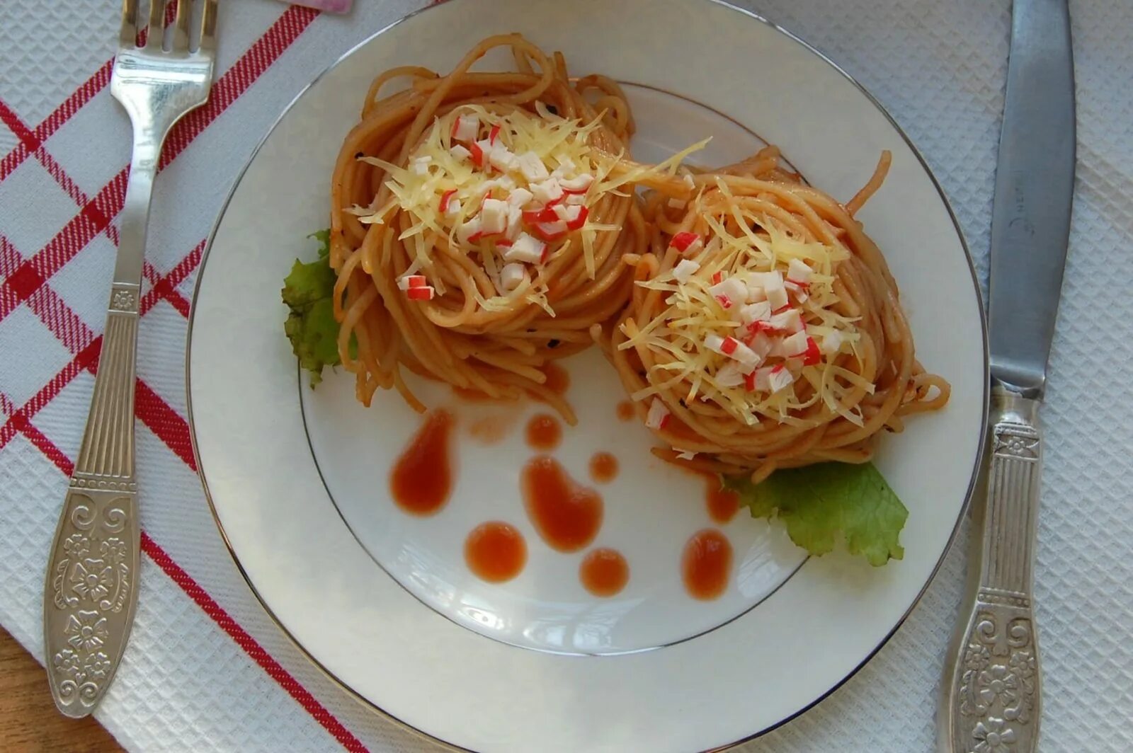 Гнезда из макарон в соусе рецепты. Спагетти с крабовым мясом. гнездо для индейки. макароны трубочкой с сыром и крабовым мясом. ужин из гнезд со сливками.