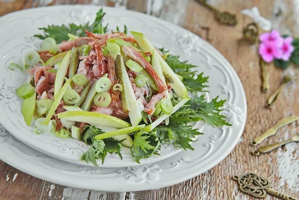 Пражский салат с курицей и болгарским перцем. Рецепт салата пражский с говядиной. Салат с копченой грудинкой. Пражский салат с курицей и болгарским перцем. Рецепт салата пражский с говядиной.