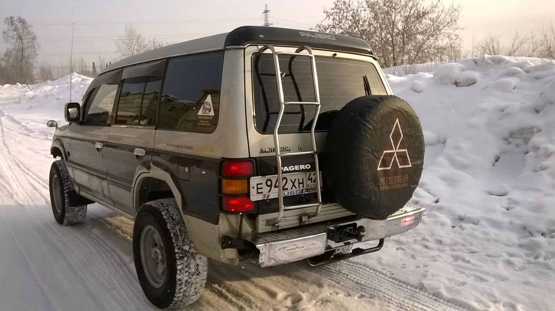 Грязный митсубиси паджеро 4. Mitsubishi pajero 2004. Митсубиси паджеро улан удэ. Лестница на паджеро 4. Мицубиси паджеро 2004г белый.