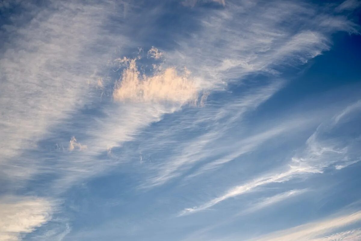 красивое небо. синее небо. небо с облаками. солнце в облаках. красивые облака.