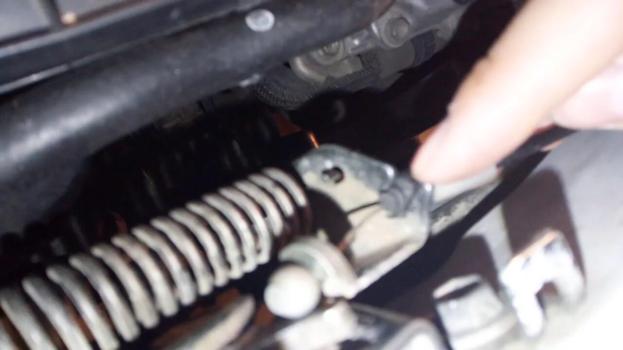 Тросик багажника тойота королла 150. Toyota prado порвался трос капота. Порвался тросик капота тойота. Порвался трос открывания капота вольво 850. Порвался тросик капота прадо 150.