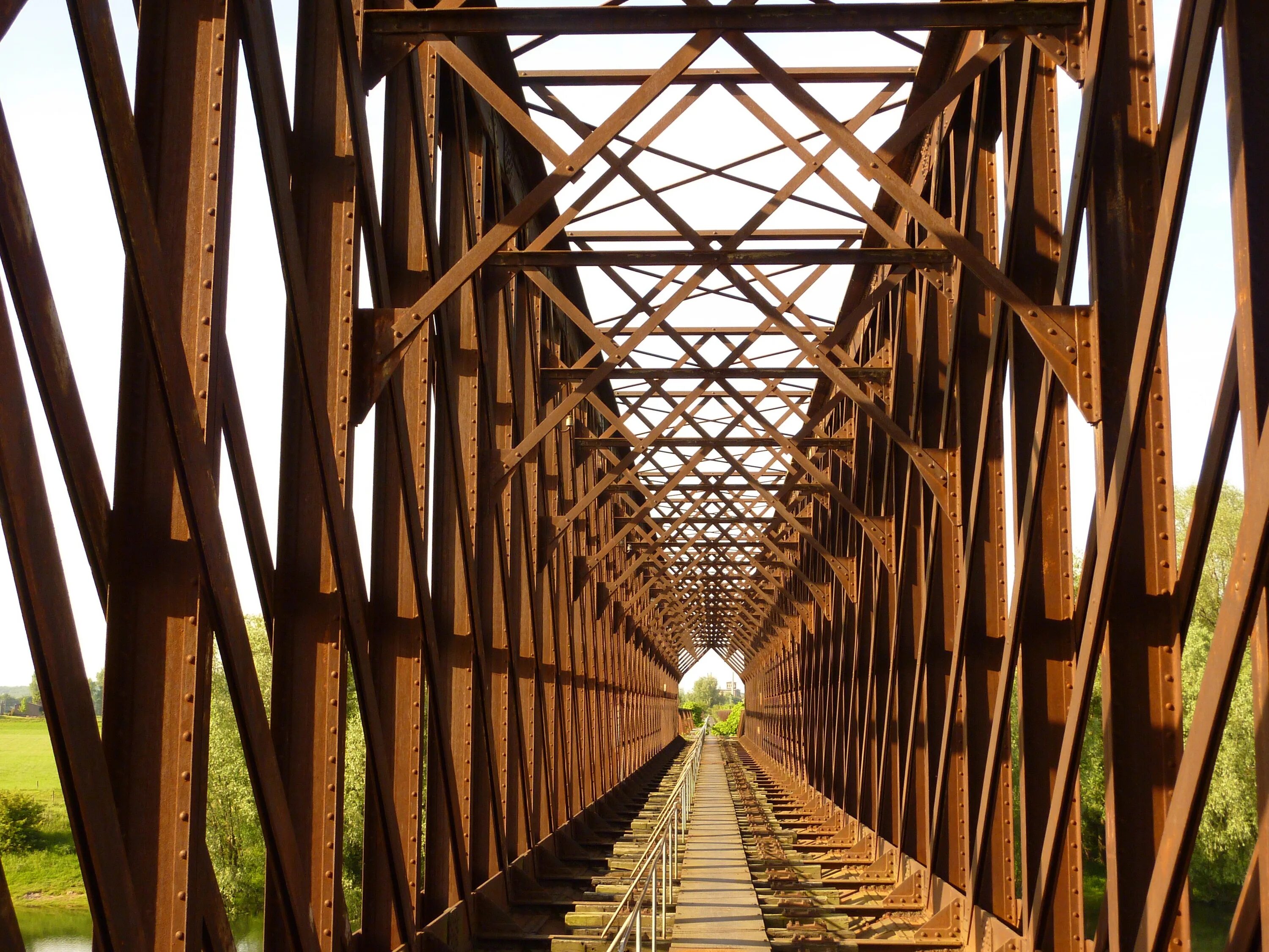 Railway line. Ржавый Железнодорожный мост. Железный мост. ЖД мост. Ферма железнодорожного моста.