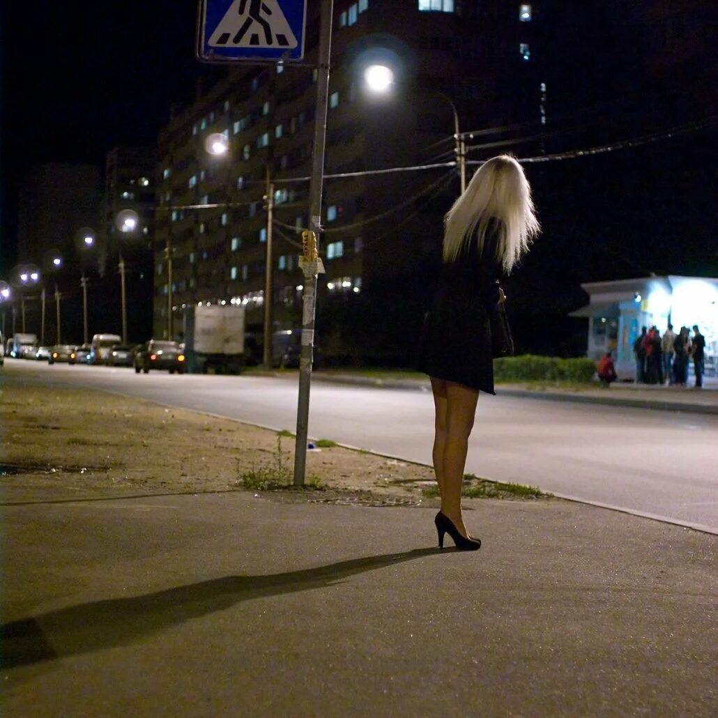 Где стоят девчонки
