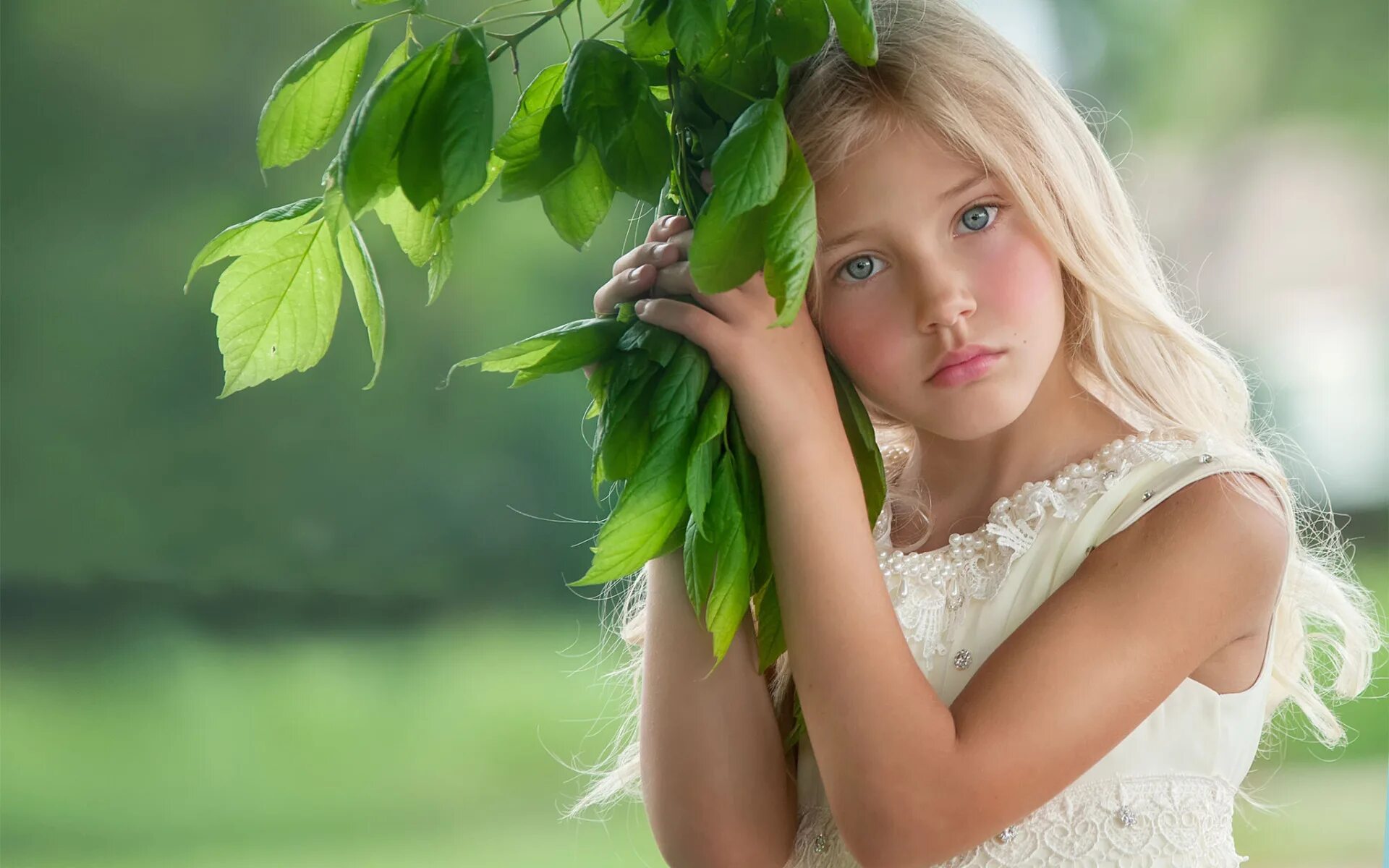 Little girl models 8 12 private. Литтл Энджел. Девочка. Портрет девочки. Дети фотомодели на белом.