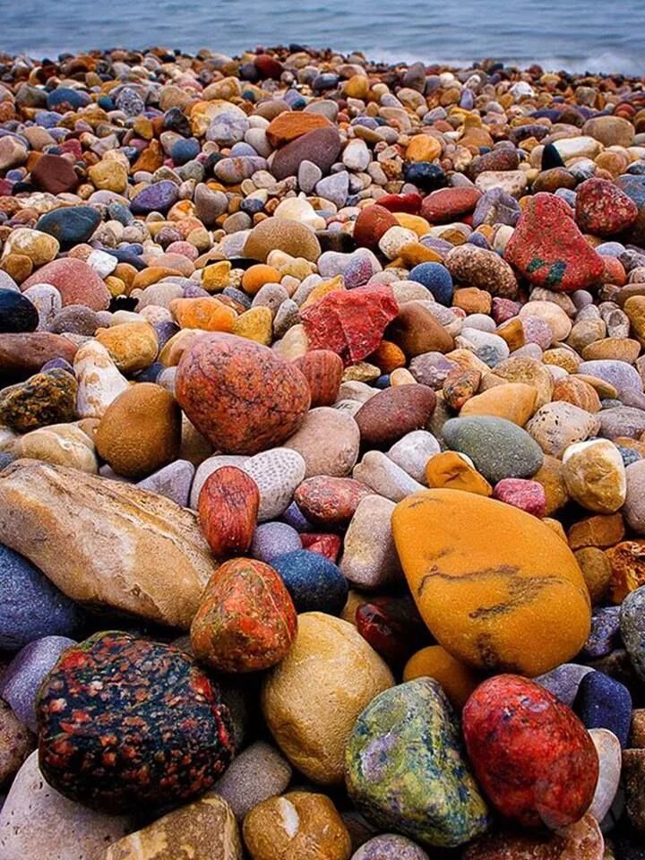 Камни на берегу моря. Каменистый пляж чёрное море. Скалистый пляж. Избербаш каменистый берег. Фото моря с камнями.