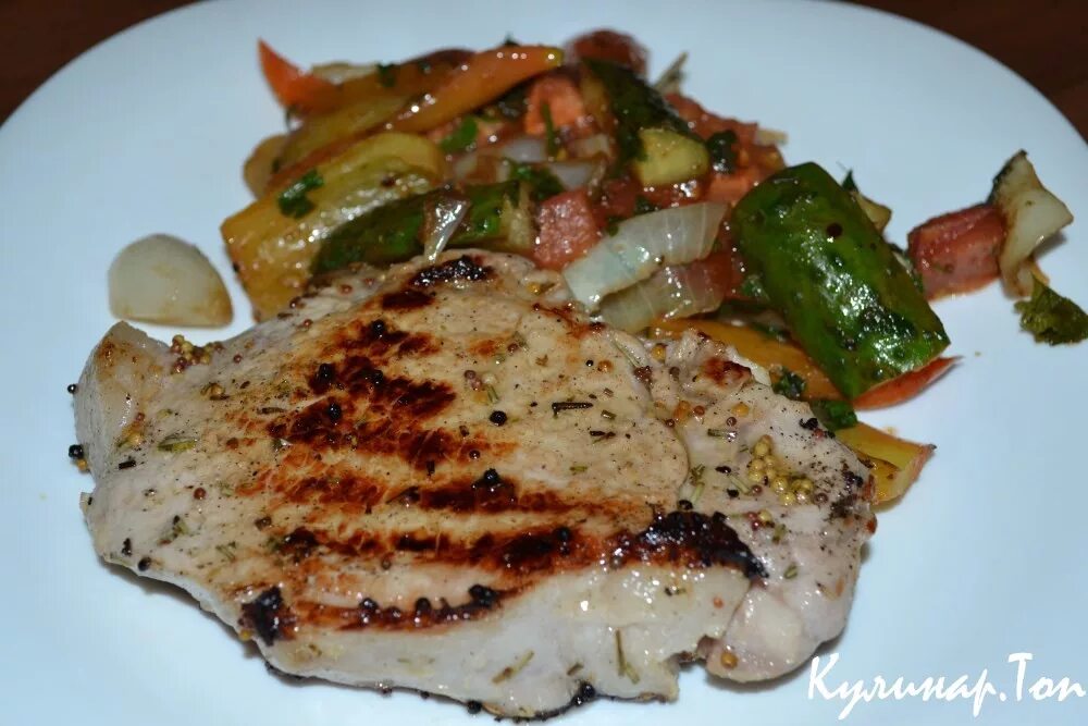 Стейк из говядины в духовке. Стейк горчица. Beef sirloin steak. Антрекот с гарниром. Мясо с дижонской горчицей.