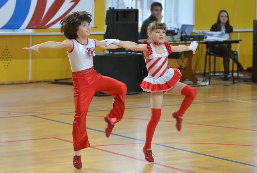 Костюм для акробатического рок-н-ролла. Гуськов макар акробатический рок н ролл. Прически для акробатического рок-н-ролла. Акробатический рок-н-ролл чемпионат мира. Прическа для рок-н-ролла для девочки.