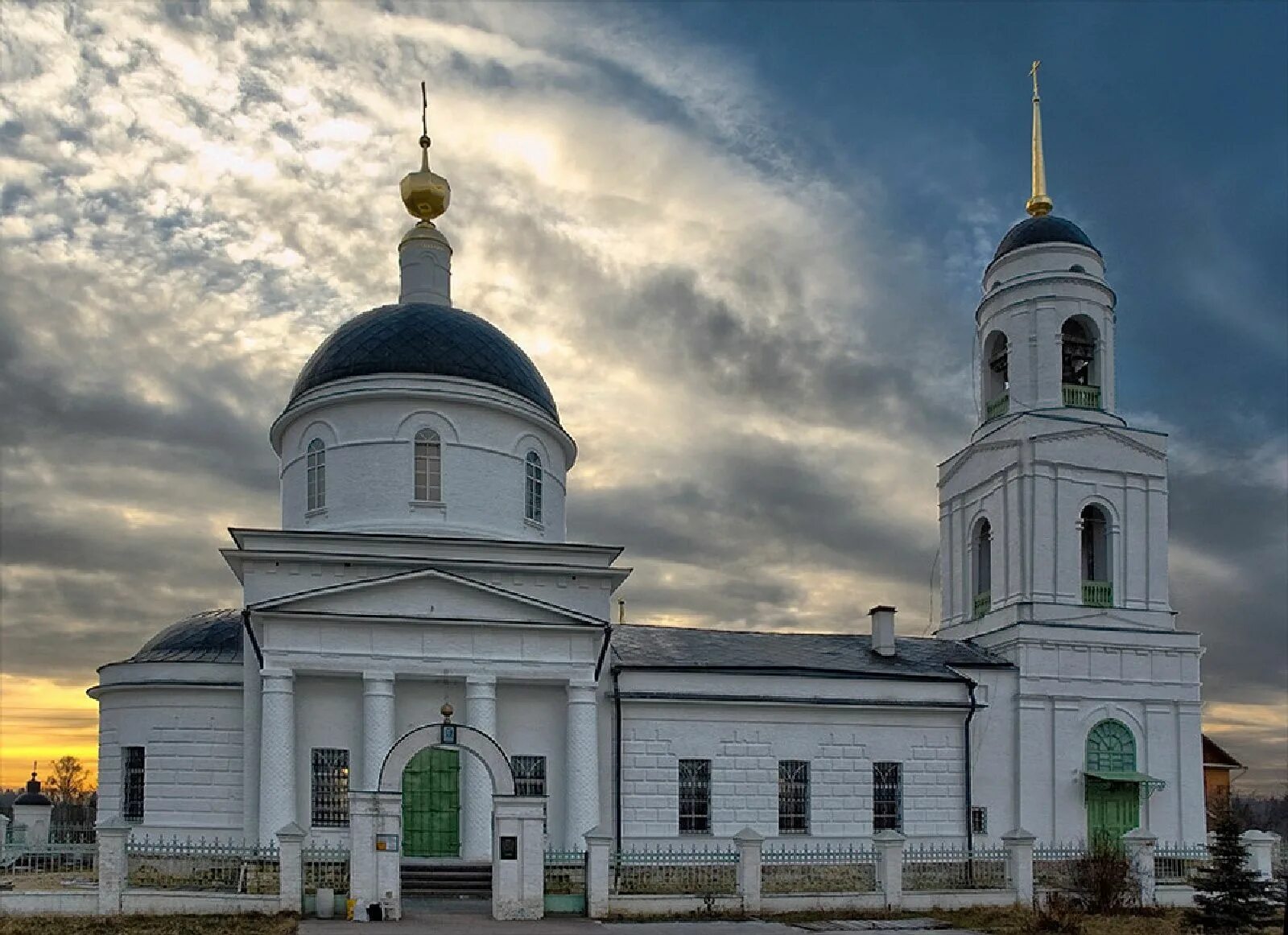 Храм преображения в радонеже. Радонеж хотьково храм. Село радонеж храм преображения господня. Радонеж храм преображения. Церковь преображения господня радонеж иконы.