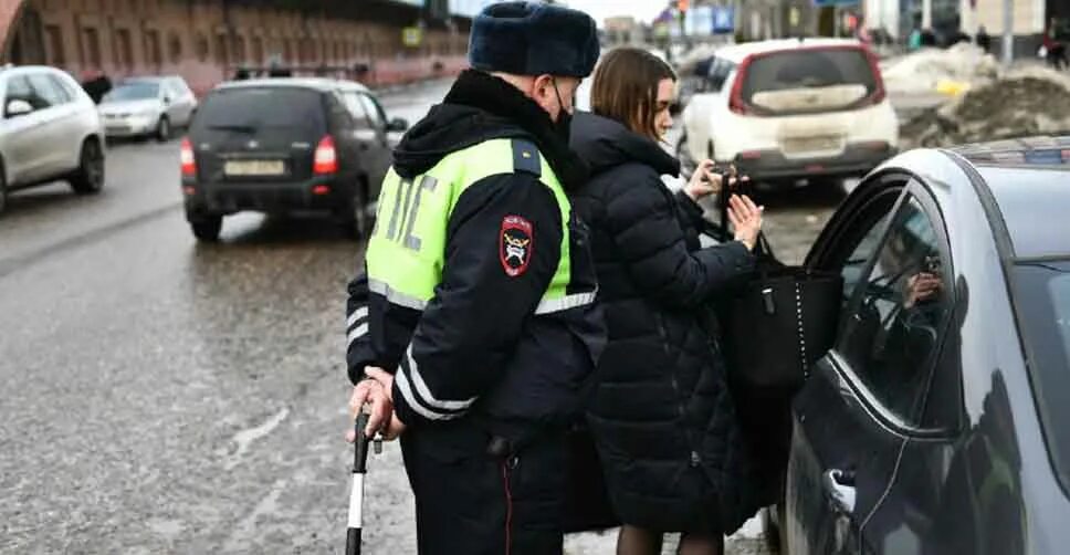 Нарушение ПДД. ДПС штрафует. Выписывает штраф. ГИБДД выписывает штраф. Арест машины гибдд