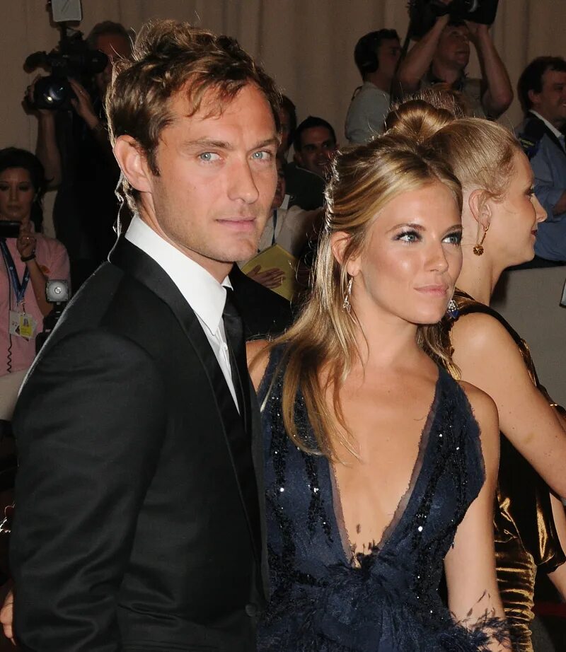 Жена джуда лоу. Джуд лоу с женой 2020. Джуд лоу жена. Джуд лоу с женой 2020. Джуд лоу жена филиппа коэн.