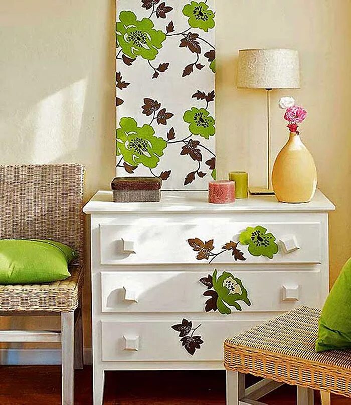 Куда можно оформить. Панно на стену из обоев. Цветные фоторамки в интерьере. Украшения на стену для интерьера. Пробковая доска украшенная.