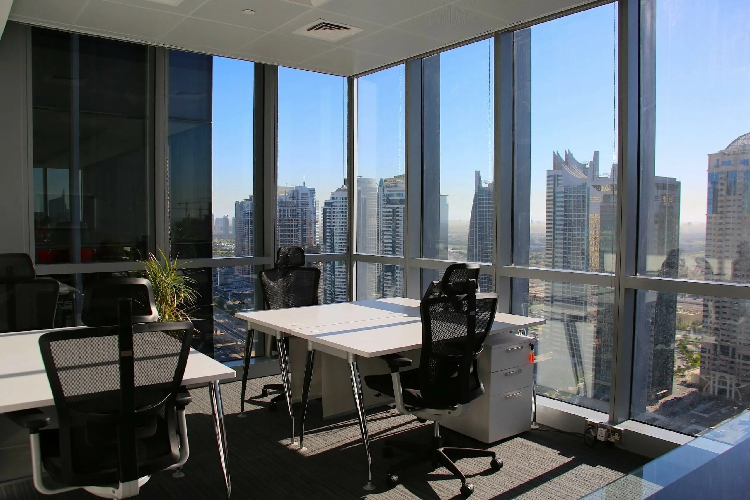 Красивый вид из офиса. Офис в ОАЭ. Офисная недвижимость. Вид из офиса в Дубае. Marketing uae