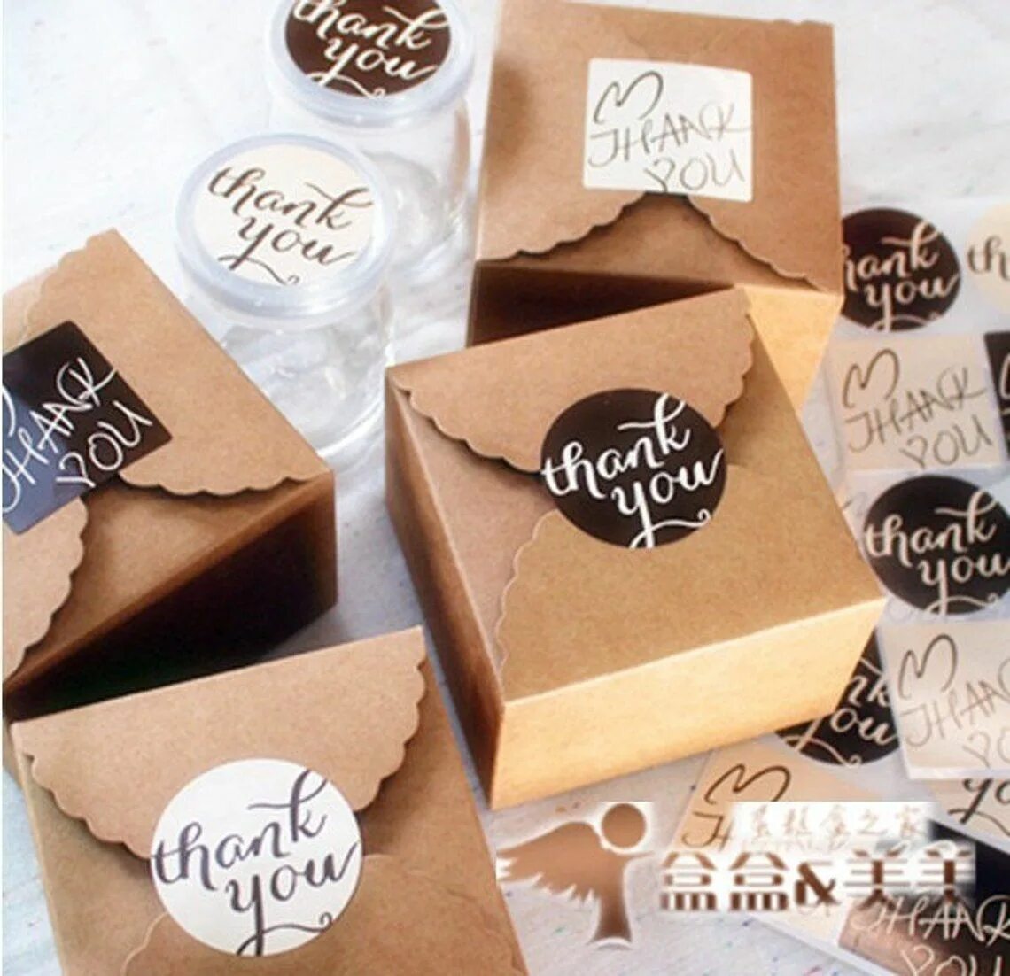 наклейки на коробки с пирожными. коробочка для наклеек. наклейки для кондитера. круглые наклейки на коробки. наклейка на коробку с логотипом.