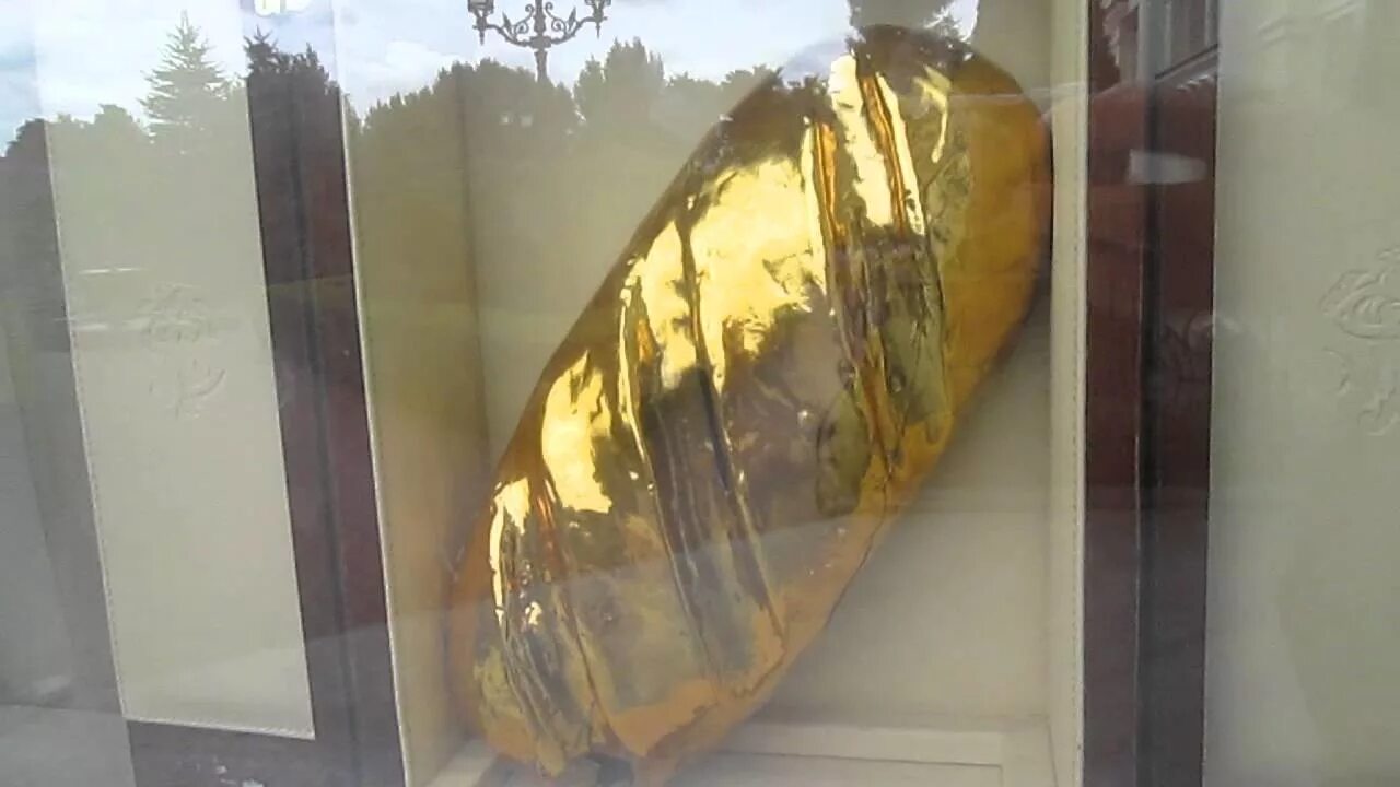 Золотой батон и унитаз януковича. Виктор янукович золотой унитаз. Батон януковича. Золотой батон януковича. Батон януковича.