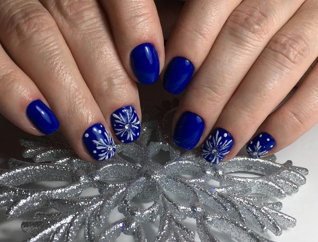новогодний маникюр синий. ногти на новый год. новогодний дизайн ногтей. красивый маникюр. ногти на новый год.