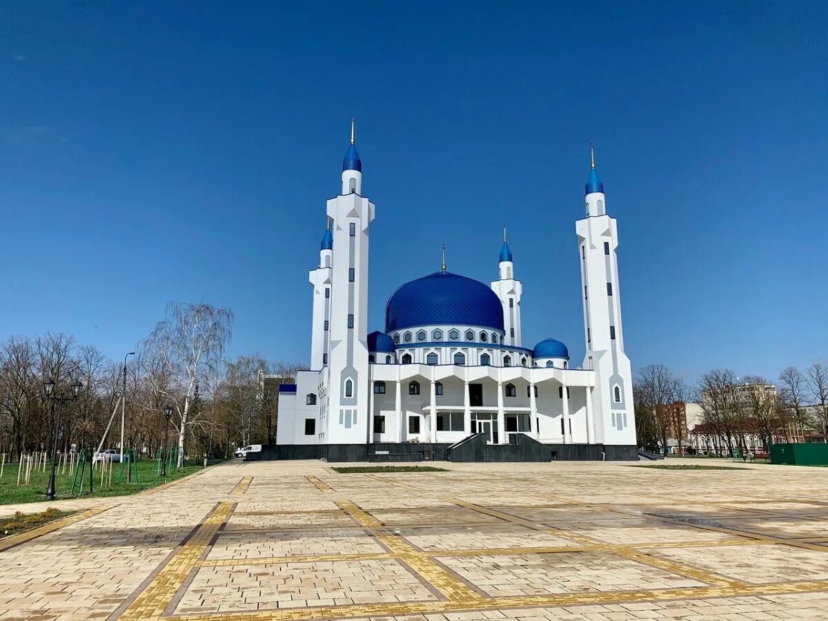 Рядом мечет. Мечеть адыгея майкоп. майкопская соборная мечеть. соборная мечеть адыгея. соборная мечеть майкопа ночью.