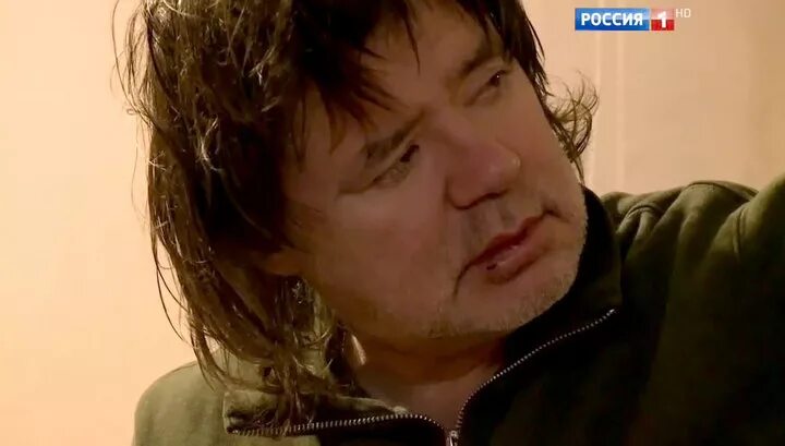 Костыли для ходьбы с поломанной ногой. Фон для тату на ноге. Ноги босиком на полу. Осин ноги. Костыли при переломе ноги.