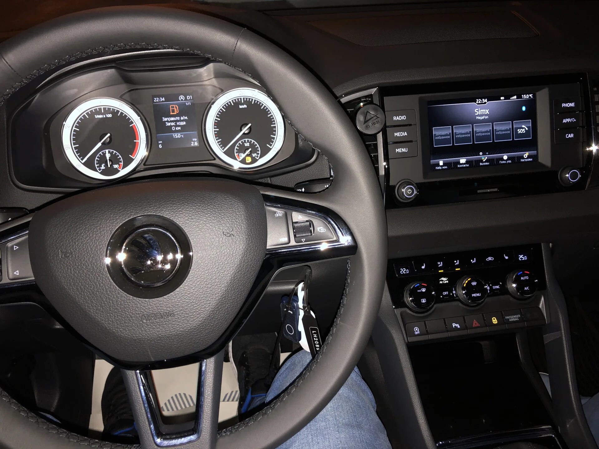 Шкода карок ручник. Селектор дсг шкода кодиак. Кнопка стояночного тормоза skoda kodiaq. Подстаканник в подлокотнике шкода карок 2020. Плафон салона skoda karoq.