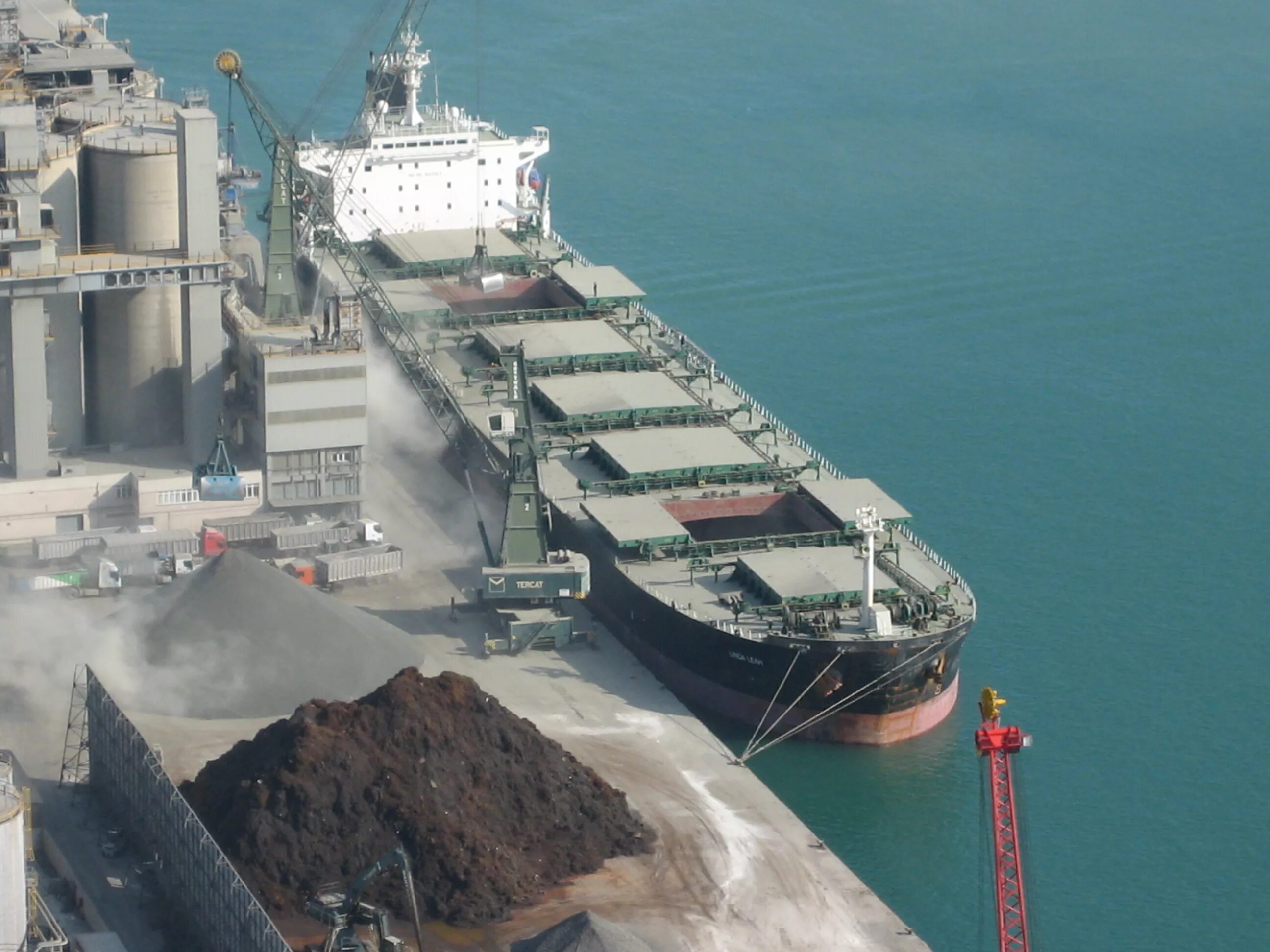 Судно для перевозки массовых навалочных или насыпных. Bulk carrier погрузка. погрузка сухогруза. загрузка балкера. судно для перевозки навалочных грузов.